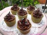 Cupcakes supers moelleux à l'amande et à la crème sure (crème fraiche) et son topping crémeux au chocolat