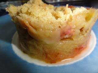 Crumble aux fraises et à la rhubarbe