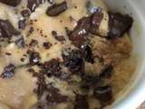 Mug cake au beurre de cacahuètes et pépites de chocolat