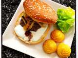 Hamburger maison, mozzarella et oignons caramélisés