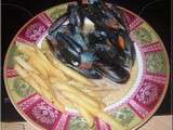 Ingrédients pour 3 personnes : 1,4 kg de moules 2 petits oignons 1 gousse
