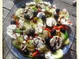 Salade composée poivrons, tomates, chèvre, radis et olives noirs