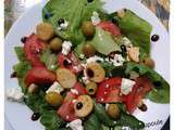 Salade d'épinards, tomates, feta et olives vertes