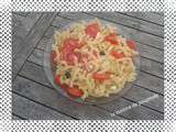 Salade de pâte, tomate, mozzarellaz et olives noires