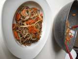 Wok de nouilles soba, carottes, champignons