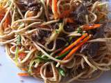 Wok de nouilles, boeuf et légumes croquants