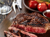 Maîtriser la cuisson du steak de boeuf : Un guide pas à pas