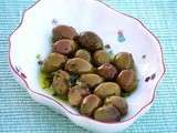 Olives en saumure servies dans l’huile d’olive au basilic parfumée à l’origan