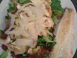 Salade de carpaccio d'artichauts crus et champignons servie avec un filet de bar grillé