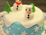 Gâteau décoré en pâte à sucre avec des bonhommes de neige