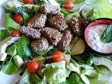 Salade d'avocat au fromage blanc et bouchée de boeuf aux graines de sésame