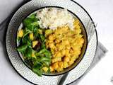 Buddha bowl végétal: chou-fleur et pois chiches à l'indienne, salade verte à la mangue et petits raisins