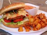 Burger de lentilles, sauce rose et pommes de terre rôties au paprika, pour un fast food vegan