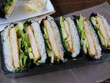 Onigirazu  ou sushis sandwich, garnis d'une escalope de tofu panée, un régal, vegan et sans gluten