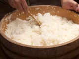 Comment préparer un riz parfaitement cuit et assaisonné pour des sushis maison réussis