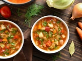 Délicieuse recette de la célèbre soupe au chou, parfaite pour les cures minceurs lors des soirées d’hiver