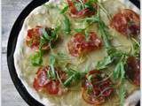 Pizza à la pomme de terre, pancetta et roquette