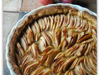 Tarte aux pommes sur lit de compote vanillée