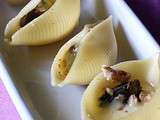 Escargots dans un coquillage ou conchiglioni au Mont d'Or, escargot et noix