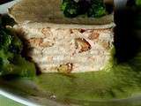 Gâteau de galettes sarrasin (sans gluten) au saumon, Philadelphia et amandes, sauce brocoli