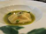 Langoustine préparée en ravioli , bouillon d'huile d'olive vierge au parfum poivre et menthe de Frédéric Anton