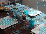 Table toute simple en marron et turquoise pour un repas en famille