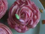 Cupcake vanille coeur de fraises rhubarbes glaçage crème au beurre à la rose