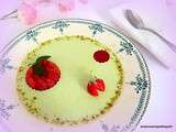 Panna cotta pistaches-fraises, servie à l'assiette