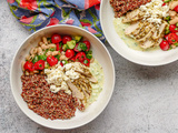 Bol de poulet, quinoa, salade à la grecque et tzatziki