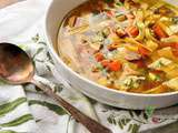 Soupe au poulet et nouilles avec légumes rôtis