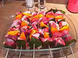 Brochettes colorées aux saveurs sucrées, salées