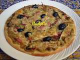Pizza aux légumes de saison, jambon cru, olives et comté