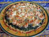 Pizza faite maison garnie aux épinards et saumon frais