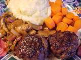 Boulettes de boeuf, sauce au vin et garniture aux champignons et à l'échalote
