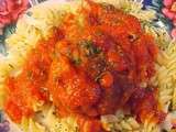 Boulettes de boeuf, sauce aux tomates et aux chilpoltes
