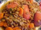 Casserole de lentilles à l'orange, aux carottes, à l'ail et aux saucisses Knackwurst