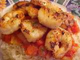 Crevettes et pétoncles grillés sur riz et sauce aux tomates