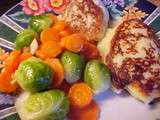 Croquettes de pommes de terre au cheddar, choux de bruxelles et carottes à l'ail et au miel