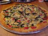 Délicieuse pizza aux artichauts,tomates,épinards,asperges,poivrons,fromage et basilic