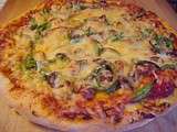 Délicieuse pizza croûte épaisse aux saucisses italiennes, poivron et champignons et sa sauce tomatée à l'origan et à l'ail