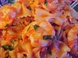 Farfalle aux crevettes, sauce épicée crémeuse à la tomate et au basilic
