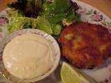 Galettes de crabe et aïoli à la lime avec mesclun et vinaigrette au cidre