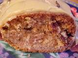 Gâteau aux épices, aux raisins secs et aux noix de Grenoble, glaçage crémeux délicieux