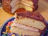 Gâteau blanc Viviane fourré de crème chantilly, glaçage moka