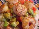 Pétoncles et crevettes sauce à l'avocat et aux tomates