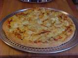 Pizza aux poivrons jaunes, aux artichauts et à l'oignon