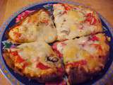 Pizza sur pita au fromage de chèvre et aux 2 tomates