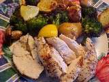 Poulet au four avec pommes de terre, brocoli, champignons et ail rôtis