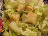 Salade verte avec vinaigrette crémeuse à la moutarde