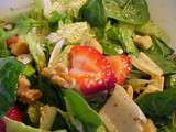 Salade Viviane aux endives, épinards, romaine, fraises, noix et une vinaigrette délicieuse